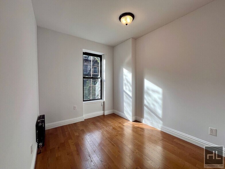 Building Photo - 3BR 2BA Bedstuy Townhouse Original Details & Modern Updates