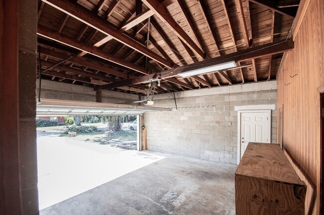 Building Photo - Great Florida Home with Garage in the Hear...