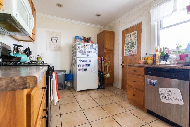 Building Photo - Brighton 4 Bed / 2 Bath – Spacious Layout – 9/1 Move-In