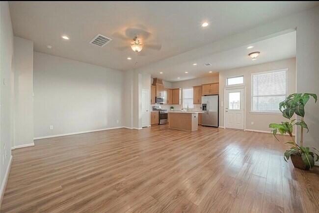 Building Photo - 8700 Laurel Crest Dr