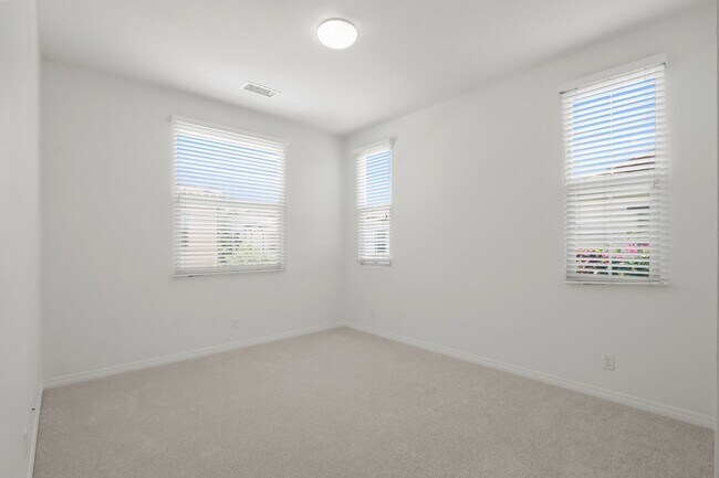 Building Photo - Desirable Eastwood Village Home