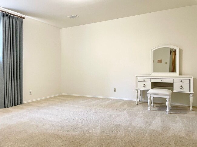 Building Photo - Beautifully Remodeled 5 Bed 2.75 Bath Home in Eastgate