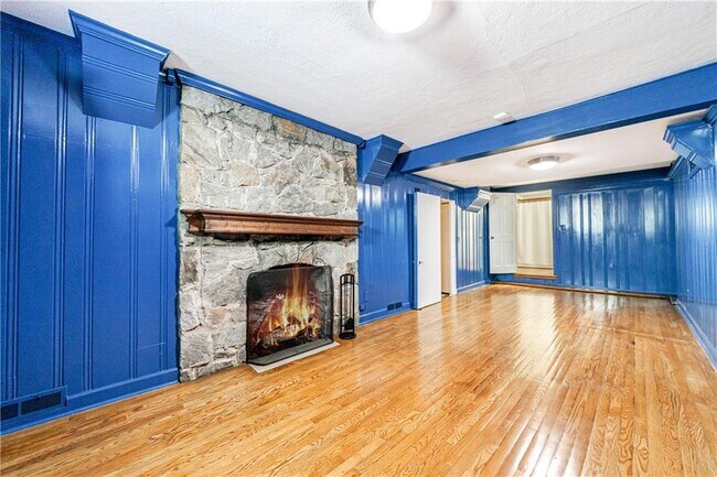 Building Photo - 1268 University Dr NE