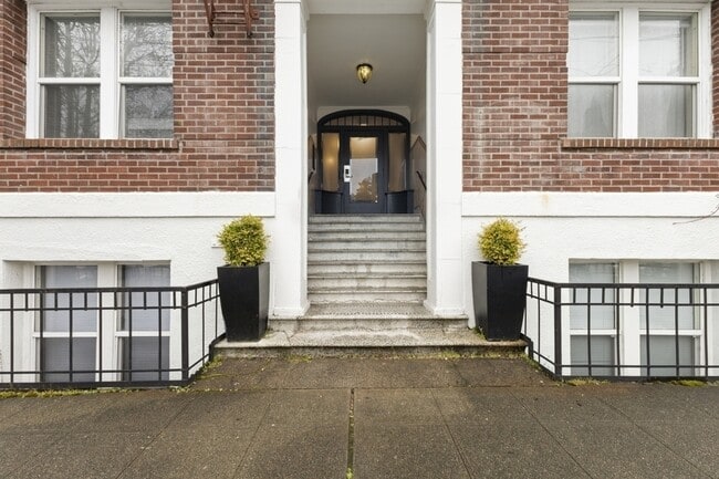 Building Photo - 16 N Broadway St