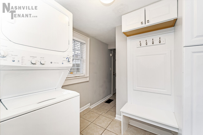 laundry / mud room - 895 Douglas Ave