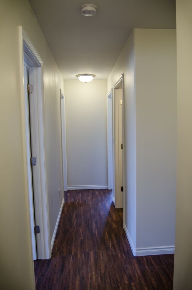 Building Photo - 981 W Cache Dr