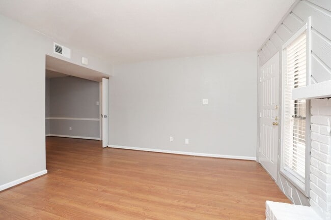 Building Photo - For Lease-Housing Vouchers Accepted | 2 Bed, 2 Bath | 925 Sq Ft | Lakecrest Community |