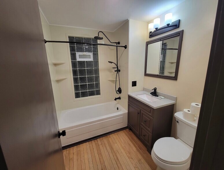 Building Photo - 3747 E Pulaski Ave