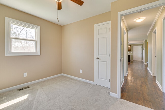 Building Photo - 212 Hillview Dr