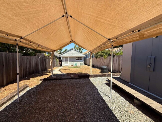 Building Photo - Charming 3-Bedroom Home with Yard – Conven...