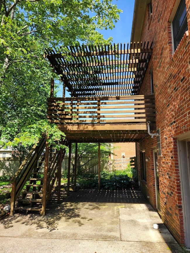 Building Photo - 841 Edgewood Dr