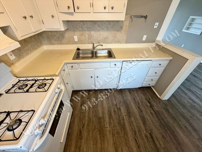 Building Photo - Cozy 3 Bed 1 Bath Home in Raytown-Available NOW!!