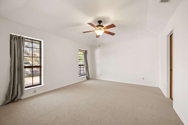 Building Photo - "Charming 3-Bed Oasis with Fireplace in the Heart of Grapevine – 2,238 Sq Ft of Comfort!"