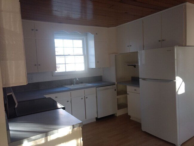 Building Photo - 2 BED/1 BATH HOME IN NEWLANDS AVAILABLE June 15th!
