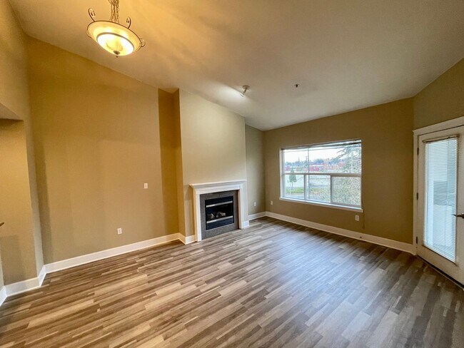 Building Photo - Beautiful, spacious two-bedroom, two-bath ...