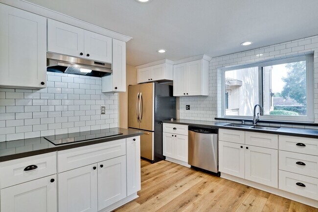 Building Photo - Welcome Home!!! - Modern and Spacious Gem! Townhouse with 2 Primary Bedrooms, Nice balcony, In re...