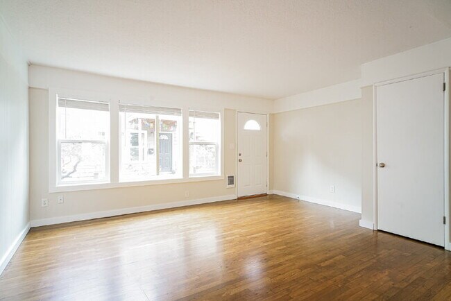 Building Photo - 131 SE 22nd Ave