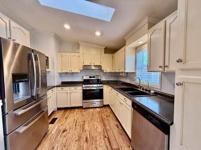 Building Photo - 501 Prairie Ave