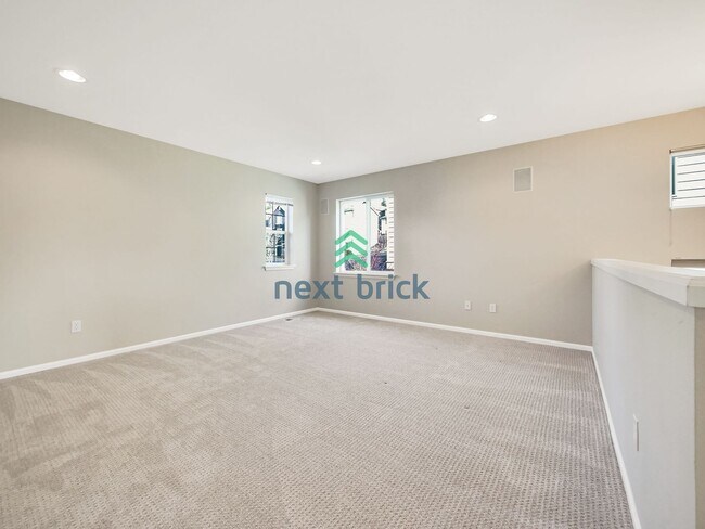 Building Photo - 5 Bed and 3.5 Bath Single-family Home is A...
