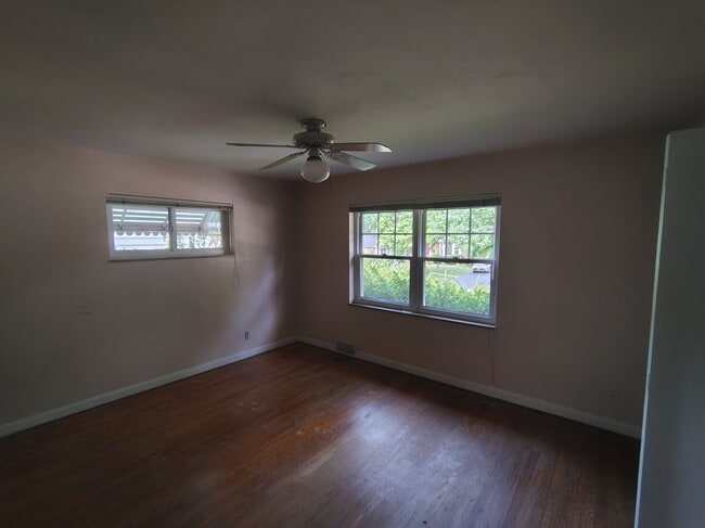 Building Photo - 130 Turf Ct