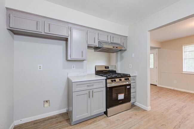 Building Photo - 2035 Deerhurst Ln