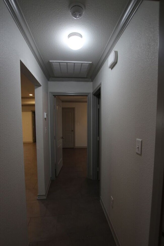 Building Photo - Beautiful 3 Bedroom 2 Bathroom Townhouse in South Tyler!