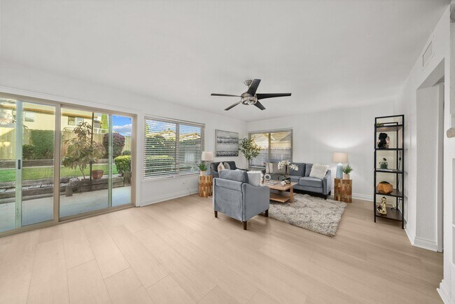 Building Photo - Exceptional 4 bedroom, 3 baths + loft, 2 s...