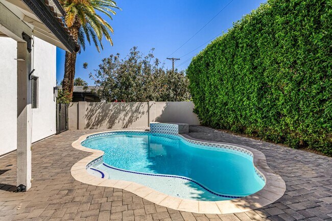 Building Photo - 3821 E Devonshire Ave