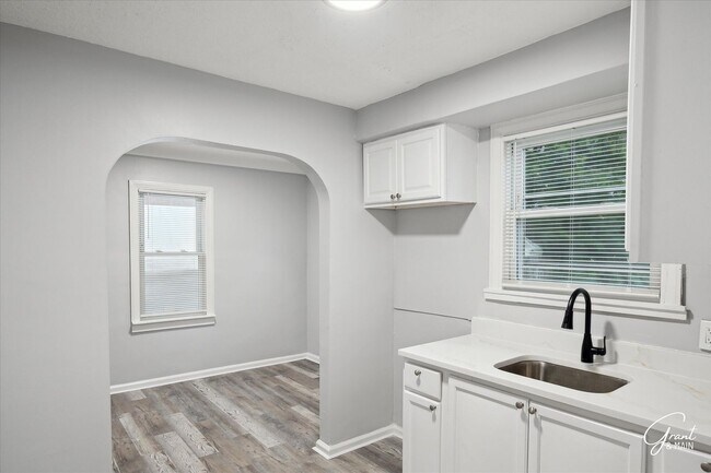 Building Photo - $1300 3 bedroom