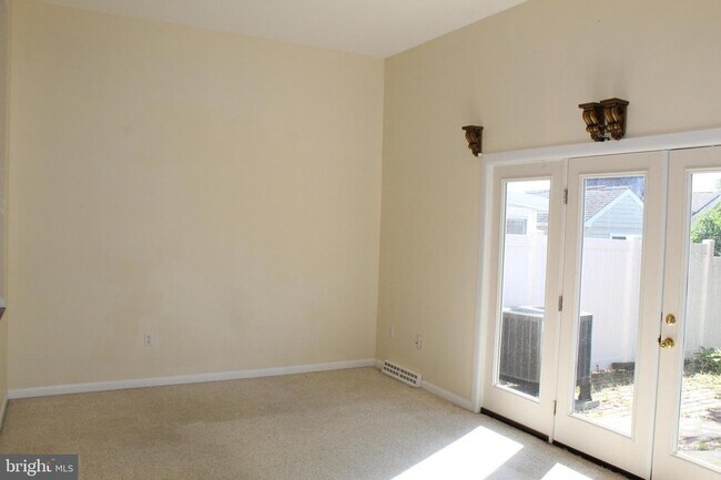 Building Photo - 18 Meadow Dr
