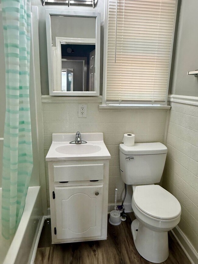 Building Photo - 2 Bedroom Home in Burlington with Hard Surface Flooring & Covered Porch