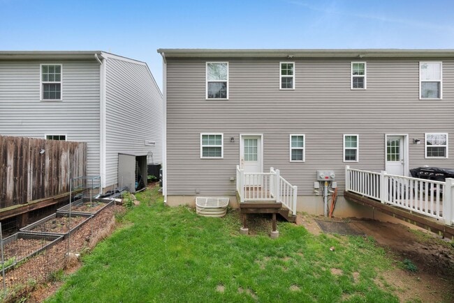 Building Photo - Modern 3-Bed Townhome on Quiet Cul-de-Sac ...