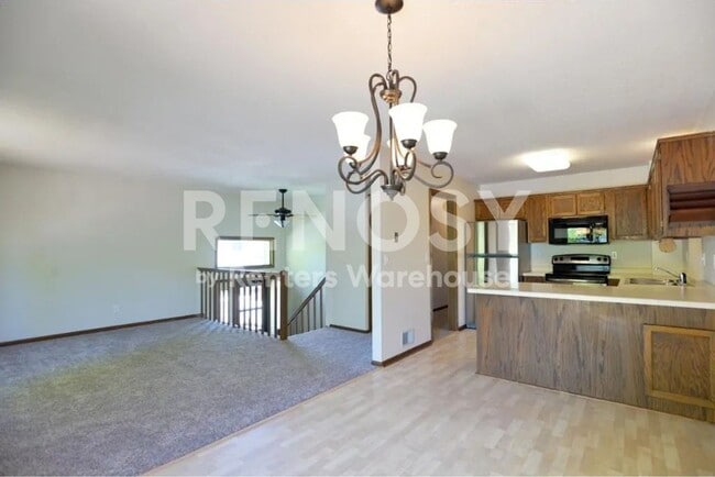 Building Photo - Available July 6th 2 Bedroom 2 Bath Townhome in Woodbury