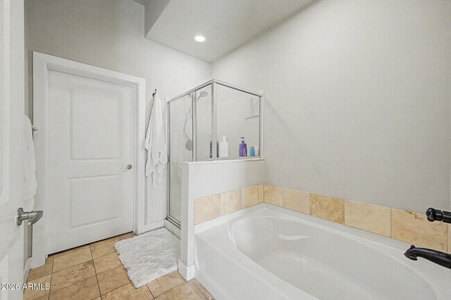 Building Photo - 945 E Playa Del Norte Dr