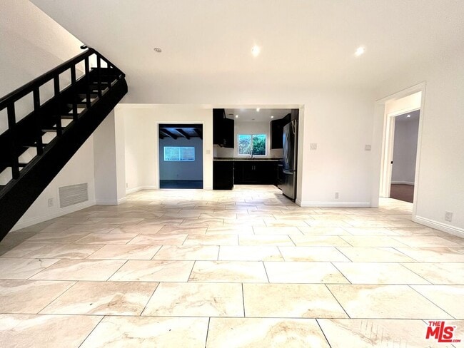 Building Photo - 14744 Magnolia Blvd