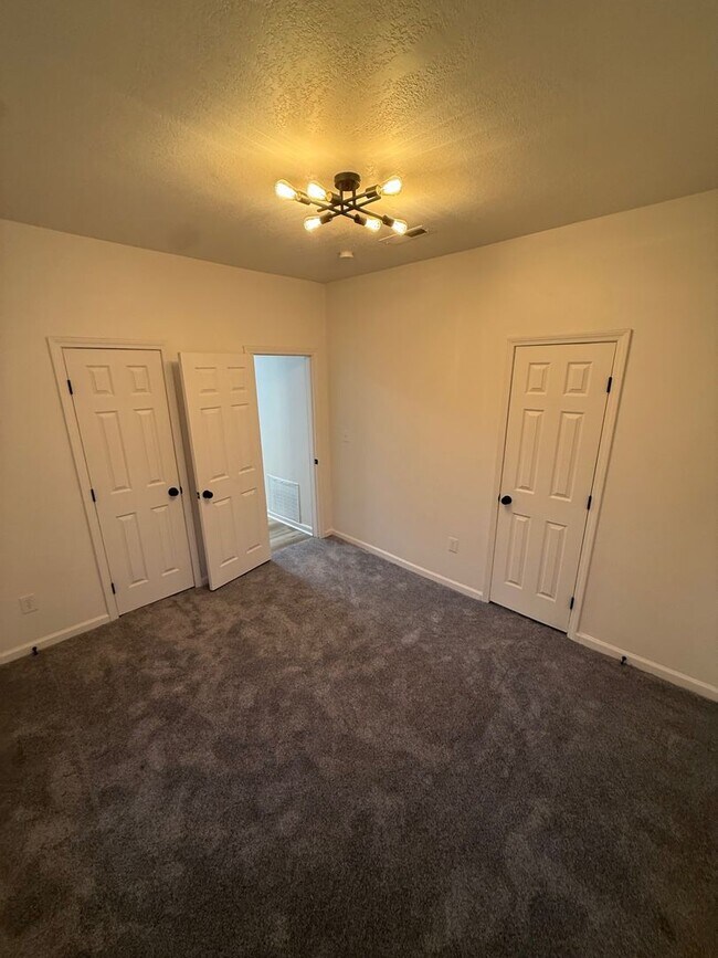 Building Photo - Charming & Updated 2-Bedroom Home in Heart of Olathe!