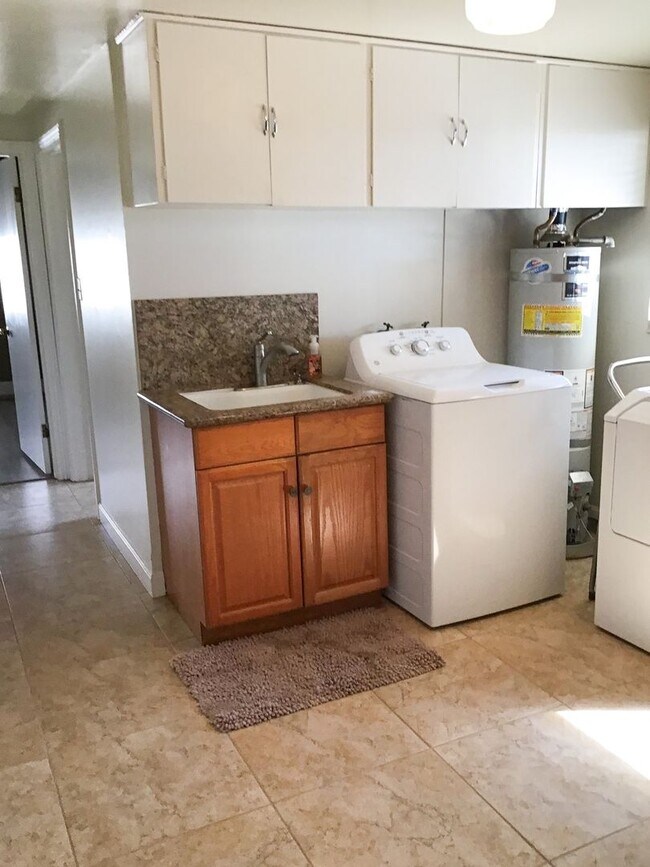 Building Photo - 3 Bedroom Home in Gilroy