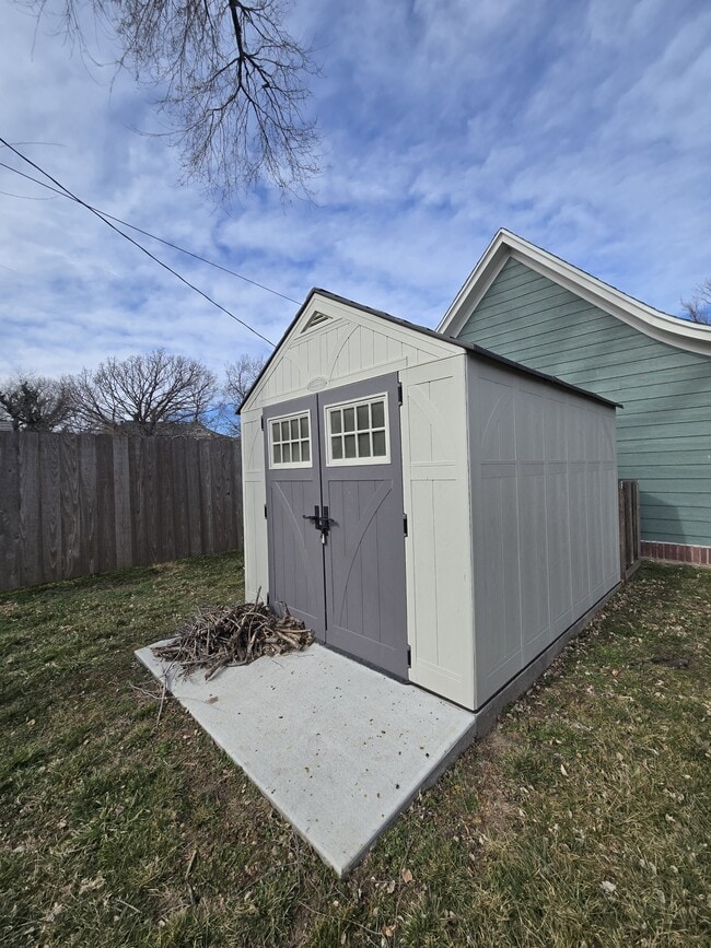 Building Photo - 1321 W Univ Ave