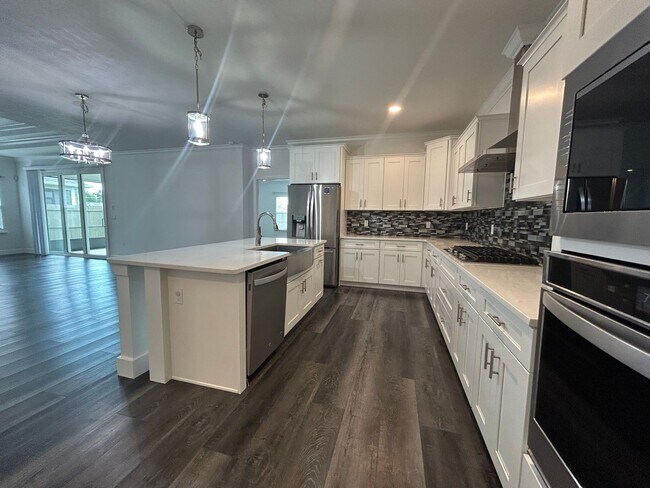 Building Photo - Immaculate 3/2 with Yard, Garage, and Pet ...