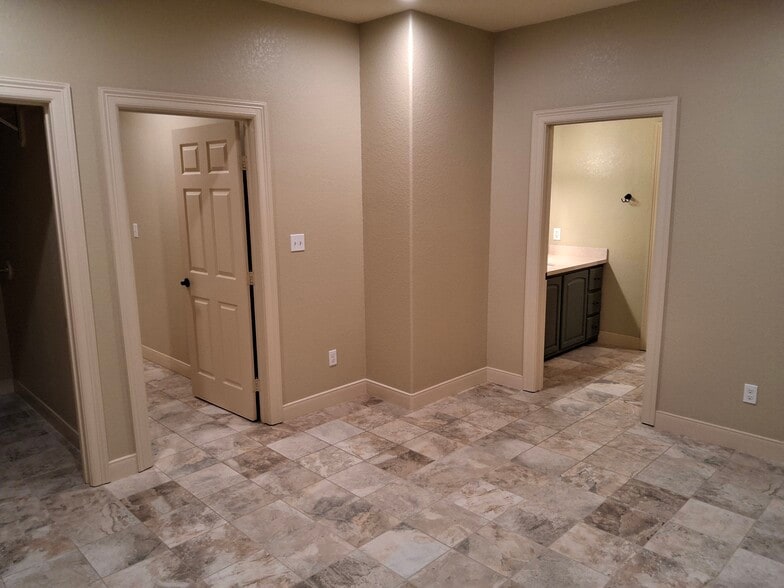 Building Photo - 305 Hughes Rd