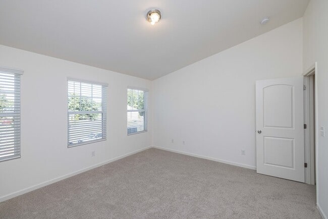 Building Photo - Charming 2 br 2.5 ba townhome covered fron...