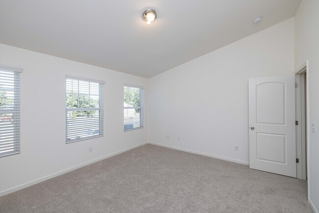 Building Photo - Cover front porch, two bedroom 2 1/2 bath townhome