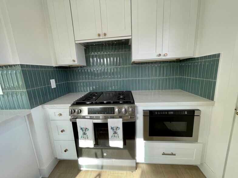 Building Photo - 1606 Steinhart Ave