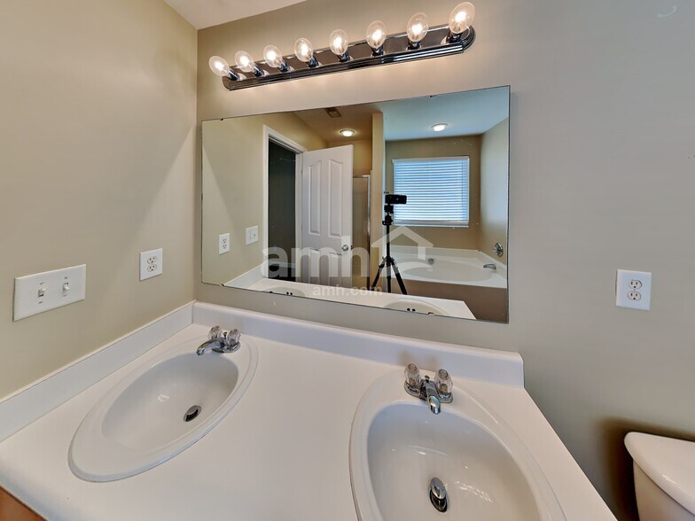Building Photo - 14716 Castletown House Dr