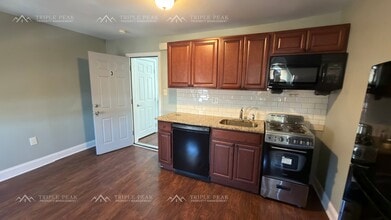 Building Photo - 49 Farson St