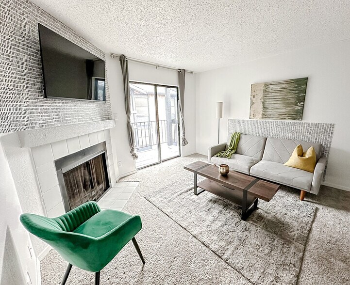 Primary Photo - 1071 Clayton Ln