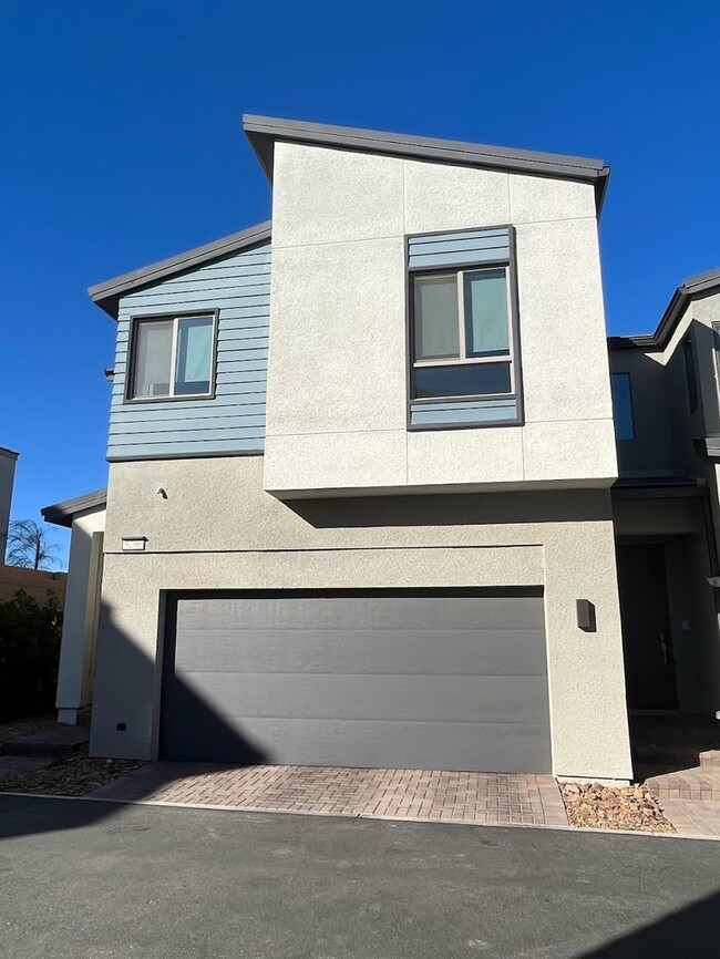 Primary Photo - Beautiful 3 Bedroom Townhome in the Southw...