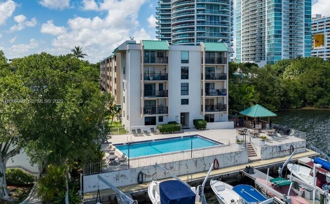 Building Photo - 2201 Brickell Ave