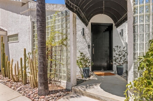 Building Photo - Spacious 4-Bedroom Home with Pool, Panoramic Views, and Solar on 1.5 Acres