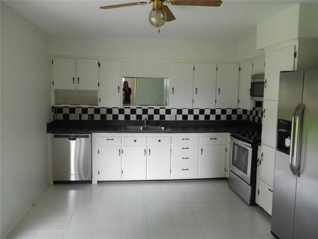 Building Photo - 309 Crestview Dr